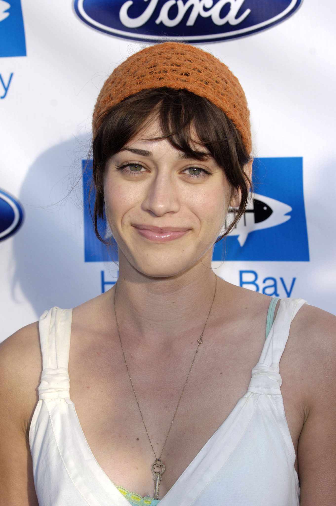 Lizzy Caplan Without Makeup - No Makeup Pictures - Makeup-Free Celebs